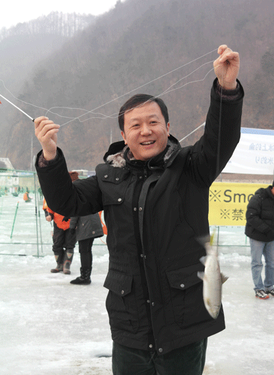 A senior Chinese journalist also shows off his catch.