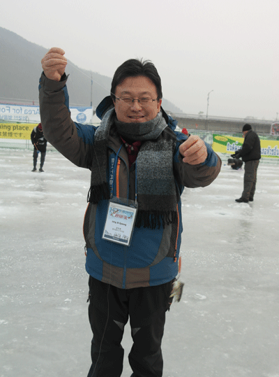 A Korean senior journalist also shows off his catch, which, however, is not so bigl.