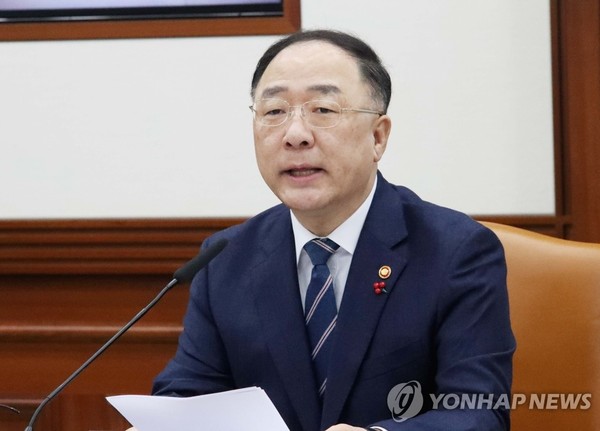 Finance Minister Hong Nam-ki speaks at a meeting with economy-related ministers on Jan. 8, 2020. (Yonhap)