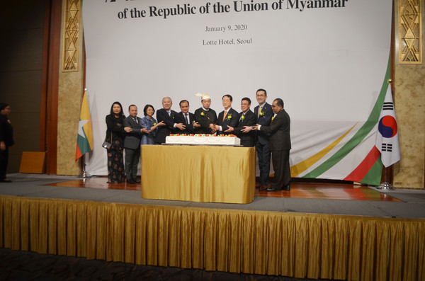 Cake cutting ceremony of Myanmar and Korea