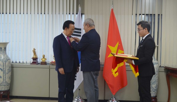 Governor Lee Chul-woo and former North Gyeongsang Province Governor Kim Kwan-yong received the Order