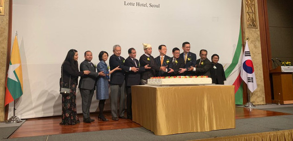 Ambassador U Thant Sin of Myanmar (sixth from left) cuts celebration cakes with other ambassadors of the member countries of  the Association of the Southeast Asian Nations.