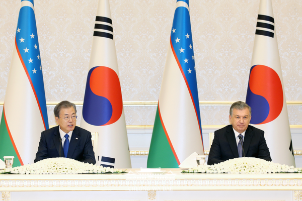 President Moon Jae-in of Korea (left) and President Shavkat Mirziyoyev of Uzbekistan at their summit meeting in Uzbekistan on April 19, 2019.