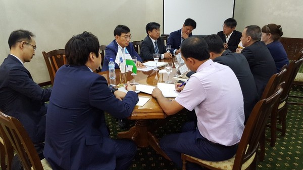 Korean and Uzbek textile experts discuss way to increase cooperation.