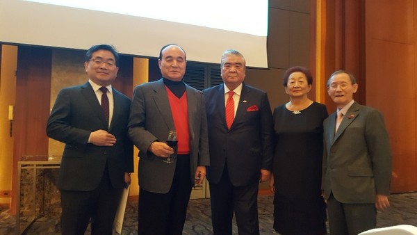 Ambassador and Mrs. Vitaliy Fen of Uzbekistan in Seoul (third and fourth from left) pose with former President Lee Jung-woo of The Korea Herald (seond from left), Publisher-Chairman Lee Kyung-sik of The Korea  Post media (right) and Chairman Lee Byoung-chul of Uclone Inc.