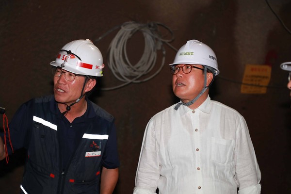 Mayor Cho Kwang-han of the Namyangju (rigjht) conducts a job-site inspection with a work team leader.
