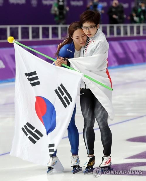 Korean-Jpanese relations and friendship areenhanced obviously more in the private sectorbetween the two peoples. On Feb. 18, 2018,Speed Skaters Nao Kodaira of Japan (right) andLee Sang-hwa of Korea embrace ech other afterwinning Gold Medal in the Women's 500-meterSpeed Skating Race at the PyeongChang WinterOlympics at in Gangneung, Korea. (Yonhap)
