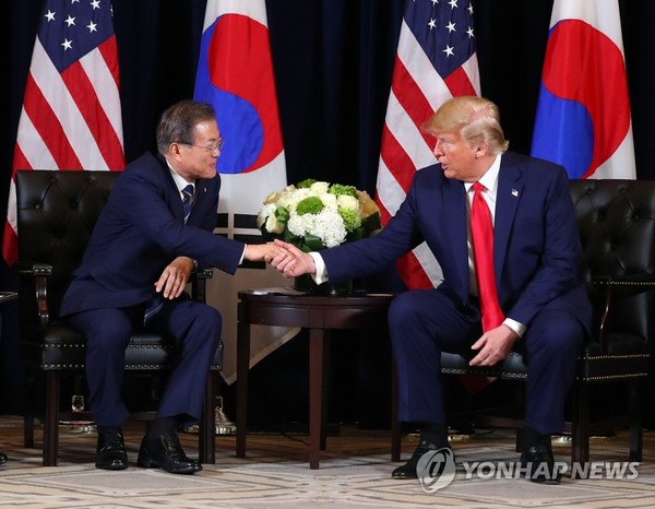 President Moon Jae-in (left) shakes hands with President Donald Trump in New York on Sept. 23, 2019 to discuss ways to promote peace on the Korean peninsula.