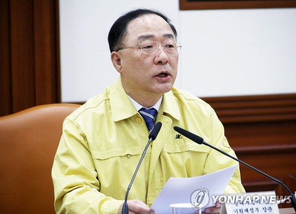 Finance Minister Hong Nam-ki speaks at a meeting with economic ministers on Feb. 7, 2020