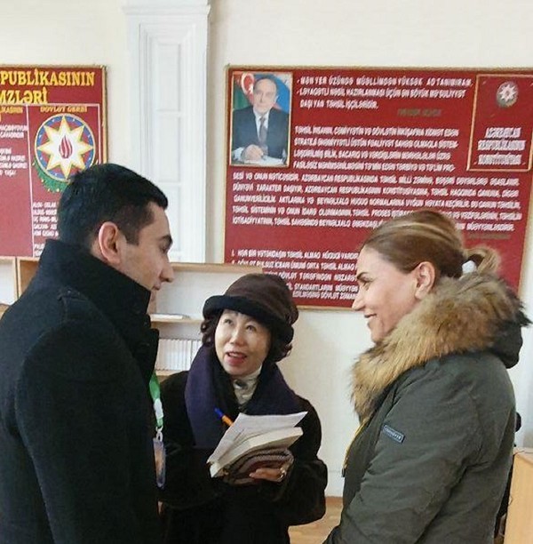 Vice President Joy Cho of The Korea Post media (center) interviews a voter Jahenlyios Najarov (left).