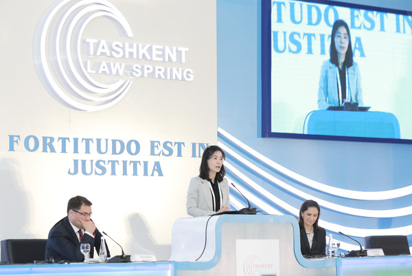 Ms. Kim Oe-sook, former Minister of Government Legislation of the Republic of Korea, delivering congratulatory speech at the Forum “Tashkent Law Spring”, April 25, 2019.