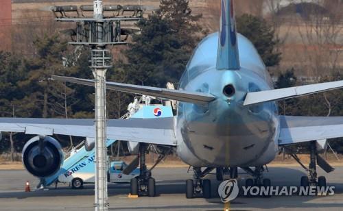 Authorities at Gimpo International Airport in western Seoul carry out quarantine work on the first evacuation flight that brought 368 South Korean citizens home from the coronavirus-hit Wuhan, China, on Jan. 31, 2020. (Yonhap)