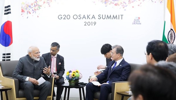 President Moon (fourth from left) and Prime Minister Modi (left) are discussing ways to further expand bilateral cooperation at their meeting at the Osaka G20 Conference in Japan on June 28, 2019.