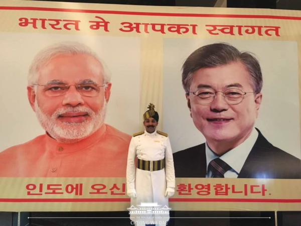 This large picture of President Moon (right) and Prime Minister Modi was hoisted in front of the lobby of the hotel where Moon and the Presidential entrage stayed during their visit to India. A sign reading in Hangeul Korean alphanet reads: “Welcome President to India!”