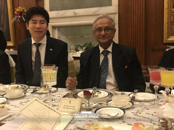Photo shows Korean Honorary Consul General Jeong Deok-min of India in Seoul with former Ambassador Skand R. Tayal of India for Korea. The red rose in a glass cup symbolizes vegetarianism.
