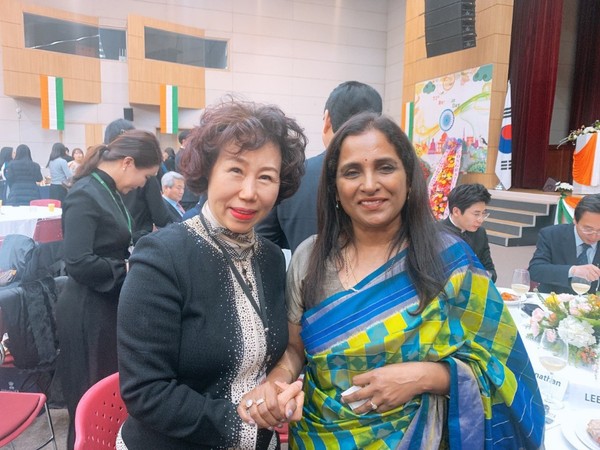 Ambassador Sripriya Ranganathan of India and Vice Chairman Cho Kyung-hee of The Korea Post media (right and left) are posing for the camera at the National Day reception of India at the Kim Dae-jung Convention Center in Gwangju, Jeollanam-do Province on Jan. 31, 2020.