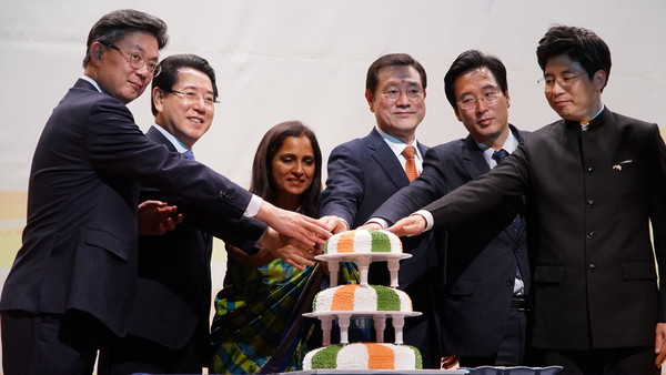 Ambassador Sripriya Ranganathan of India (third from left) Gwangju City Council Lee Yong-sup (fourth from left) Vice-Chairperson, Gwangju City Council, HE. Mr. Jang Jae Sung (fifth from left) are celebrated 71st Republic Day of India