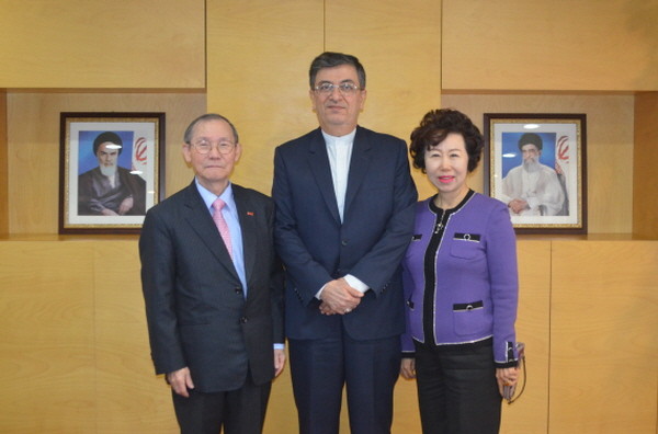Ambassador Saeed Badamchi Shabestari of Iran (center) poses with Publisher Lee Kyung-sik of The Korea Post media (left) and Vice Chairperson Cho Kyung-hee of The Korea Post media. 