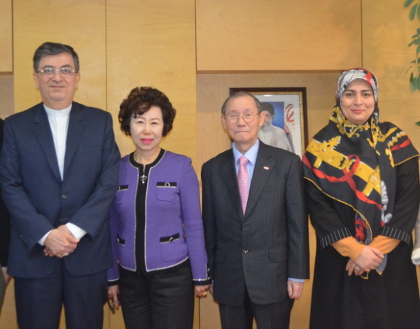 Ambassador Saeed Badamchi Shabestari of Iran and Publisher Lee Kyung-sik of The Korea Post media (first and third from left, respectively) pose with the other members. They are Vice Chairperson Cho Kyung-hee of The Korea Post media and Shaghayegh Dost Haghighi, Third Secretary of the Embassy of Iran in Seoul(third and first from right).