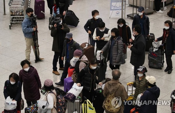 This photo captures South Koreans tourists who arrived home via an Israeli chartered flight on Feb. 25, 2020, after the Middle Eastern country barred them from entering the country over concerns about the new coronavirus. (Yonhap)