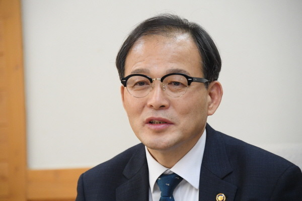 Park Chong-ho, administrator of the Korea Forest Service (KFS)