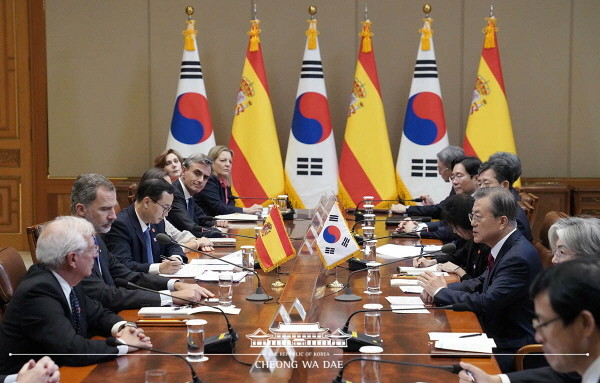 President Moon Jae-in and His Majesty King Felipe VI of Spain, who is making a state visit to Korea, held a summit at Cheong Wa Dae on Oct. 23, 2019.