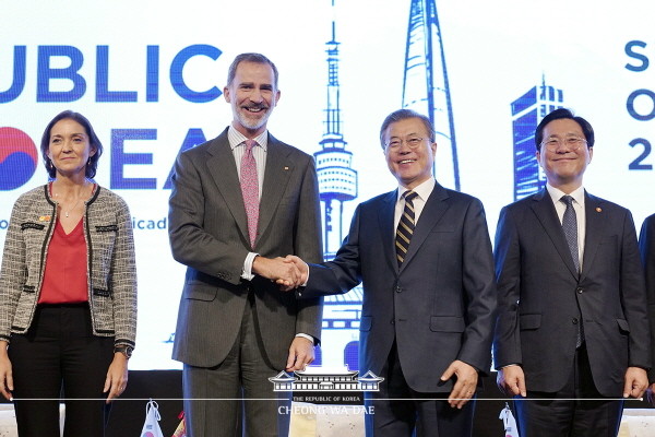President Moon Jae-in shakes hands with Spanish King Felipe VI (second and third from right, respectively) during a South Korea-Spain business forum in Seoul on Oct. 24, 2019.