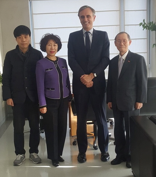 Ambassador Juan Ignacio Morro Villacian of Spain and Publisher Lee Kyung-sik of The Korea Post media (second and first from right, respectively) pose with the other members. They are Vice Chairperson Cho Kyung-hee and Reporter Jung Wonsik of The Korea Post media (second and first from left).