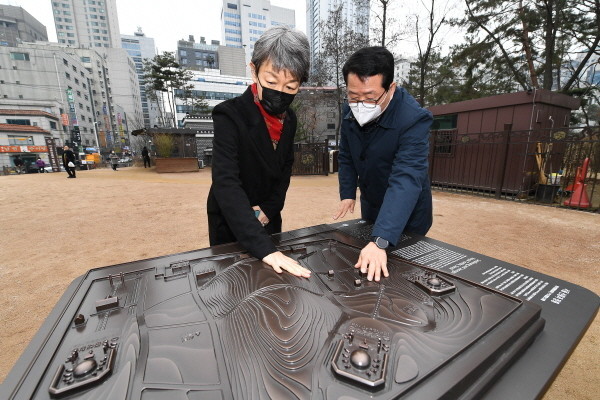 Administrator Chung Jae-suk of CHA (left) is visiting Seon Jeong Neung Tomb to inspect the heritage sign.