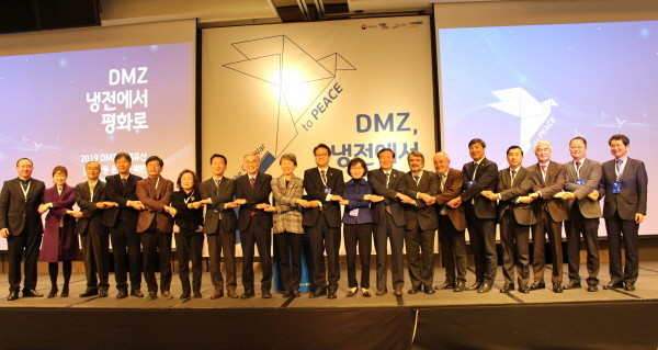 Administrator Chung Jae-suk of CHA (center in front row) poses with other members at the symposium.