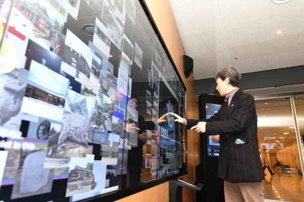 The Cultural Heritage Administration is opening a digital cafe on the first floor of the National Palace Museum in Sejong-ro, Seoul.