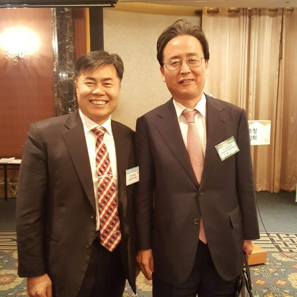 Joo Sung-chul, CEO of IFC (left) poses with Shin Bong-kil, Ambassador of the Republic of Korea to India (right) at the 2019 Conference of Heads of Overseas Business Missions