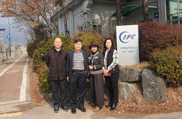 In front of Main Building of IFC. CEO Joo Seong-cheol(Second left), The Korea post Vice-Chairman(Third left), Pirector of Managemet Support team Ha Chun-ja(Fourth left), Senion Manager Kim Jong-ho(First left).