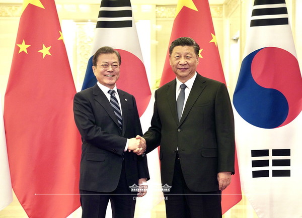 President Moon Jae-in and Chinese President Xi Jinping (left and right) to strengthen bilateral cooperation against COVID-19. Photo provided by Chongwadae.