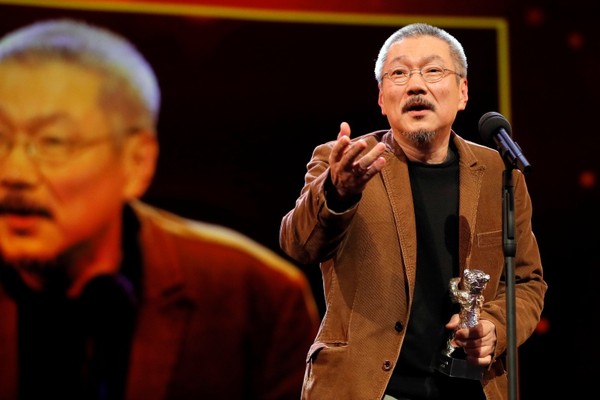 Hong Sang-soo on Feb. 29 gives his acceptance speech after winning the Silver Bear for best director for his film "The Woman Who Ran" at the 70th Berlin International Film Festival. (Yonhap)