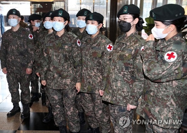 A group of 75 newly commissioned nurse officers arrive at their accommodation in coronavirus-hit Daegu on March 3, 2020, right after their commencement ceremony at Korea Armed Forces Nursing Academy in Daejeon, 160 kilometers south of Seoul. (Yonhap)