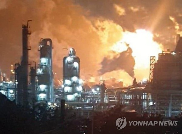 This photo, provided by a reader, shows a fire at Lotte Chemical Corp.'s plant in Seosan, South Chungcheong Province, on March 4, 2020. (PHOTO NOT FOR SALE) (Yonhap)