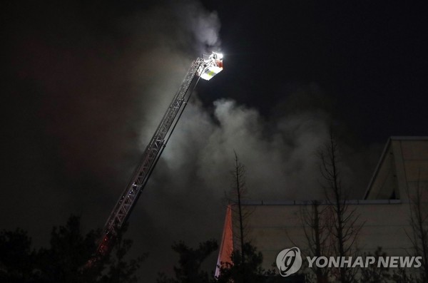 Firefighters work to extinguish a fire at a Samsung Electronics Co.'s semiconductor plant in Hwaseong, south of Seoul, on March 9, 2020. The fire, which broke out at around 11:18 p.m., was brought under control around 12:06 a.m. the next day, with no one hurt in the incident. (Yonhap)