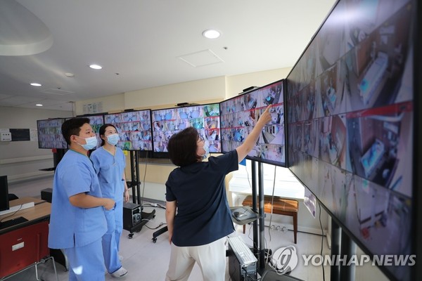 Medical workers monitor screens showing negative pressure quarantine rooms at Seoul Medical Center on March 9, 2020, where patients infected with the new coronavirus are being treated. (Yonhap)