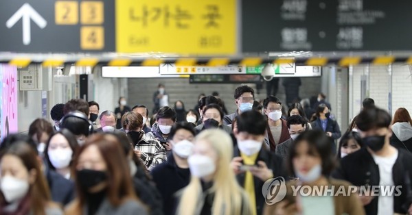previousPeople wearing face masks walk through Sindorim metro station in Guro Ward, southwestern Seoul, during evening rush hour on March 10, 2020. The ward reported a large number of COVID-19 infections at an insurance firm call center on Monday. (Yonhap)