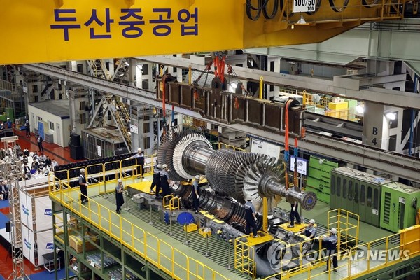 In this photo provided by Doosan Heavy Industries & Construction Co., workers assemble a gas turbine at the company's plant in Changwon, about 400 kilometers southeast of Seoul. (PHOTO NOT FOR SALE) (Yonhap)