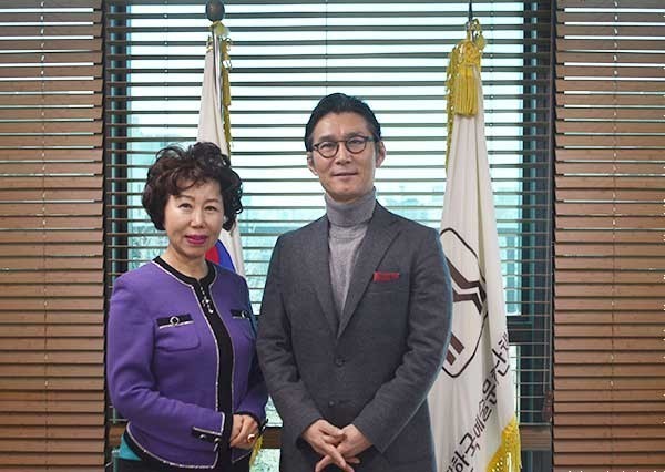 Chairman Lee Bum-hun of FACO (right) poses with Vice Chairperson Cho Kyung-hee of The Korea Post media.