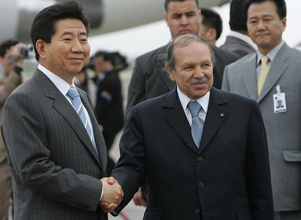 Former President Roh Moo-Hyun of Korea (left) and former Algerian President Abdelaziz Bouteflika shake hands with each other in Algiers on March 2006. Incumbent President Moon Jae-in was the chief secretary of the then President Roh who is considered a mentor for Moon today. (Photo Provided by AFP)
