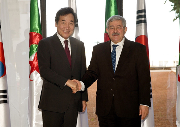 South Korean Prime Minister Lee Nak-yon (left) shakes hands with his Algerian counterpart Ahmed Ouyahia in Algiers in December 2018. (Photo Provided by Office for Government Policy Coordination)