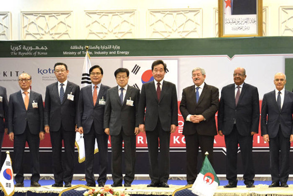 South Korean Prime Minister Lee Nak-yon (fourth from right) attended the Algeria-Korea Business Forum in Algiers in December 2018. From left: President Chun Yong-bae of DTR, Chairman Kim Tae-young of KFB, President Kwon Pyung-oh of KOTRA, Chairman Kim Young-ju of KITA, Prime Minister Lee Nak-yon, Prime Minister Ahmed Ouyahia of Algeria, Minister Abdelkader Messahel of Foreign Affairs of Algeria. (Photo Provided by Office for Government Policy Coordination)