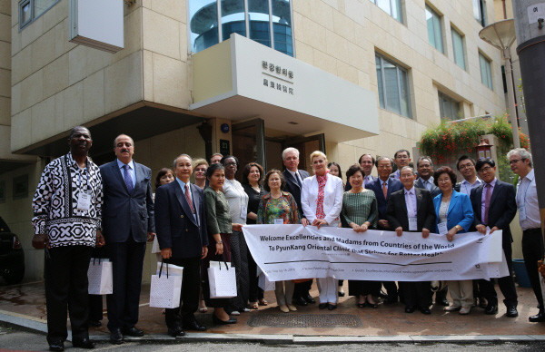 Dr. Seo Hyo-seok (eight from right) poses with the Ambassadors and other senior members of the Diplomatic Corps in Korea and The Korea Post media team members at the Pyunkang Oriental Clinic.