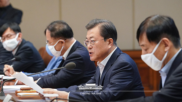 President Moon Jae-in (Second from right) on March 24 speaks to the second meeting of an emergency economic council at Cheong Wa Dae.
