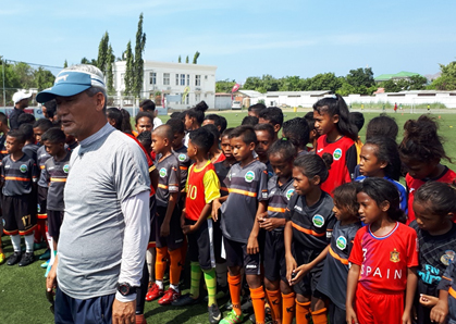 Kim Shin-hwan leads the East Timor youth soccer team to give children dreams and hopes for a bright future.