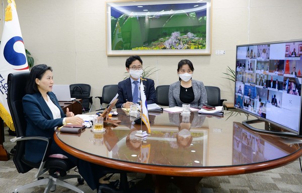 Photo shows Minister of Trade, Industry & Energy Mme. Yoo Myung-hee at left.