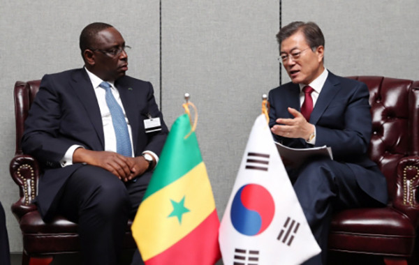 President Moon Jae-in (right) and Senegalese President Macky Sall  held a summit meeting on Sept. 20, 2017 on the sidelines of the United Nations General Assembly in New York.